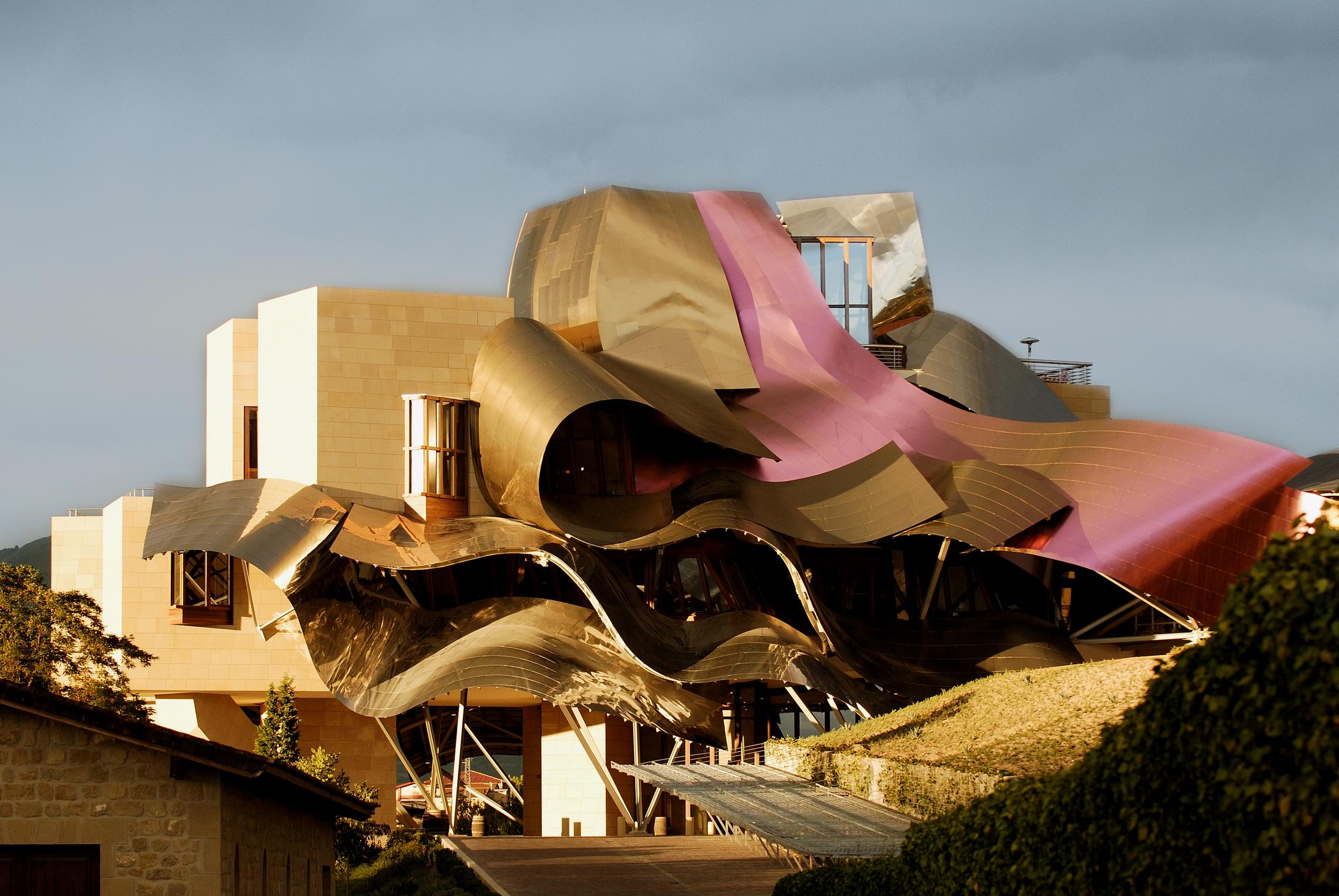 Marques de riscal. Отель Маркиз де Рискаль Испания. Отель Маркиз-де-Рискаль (marqués de Riscal), Испания. Винодельня marques de Riscal Испания Архитектор. Marqués de Riscal Hotel Фрэнк Гери.